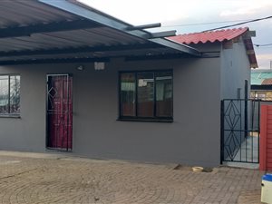 2 Bed House in Etwatwa