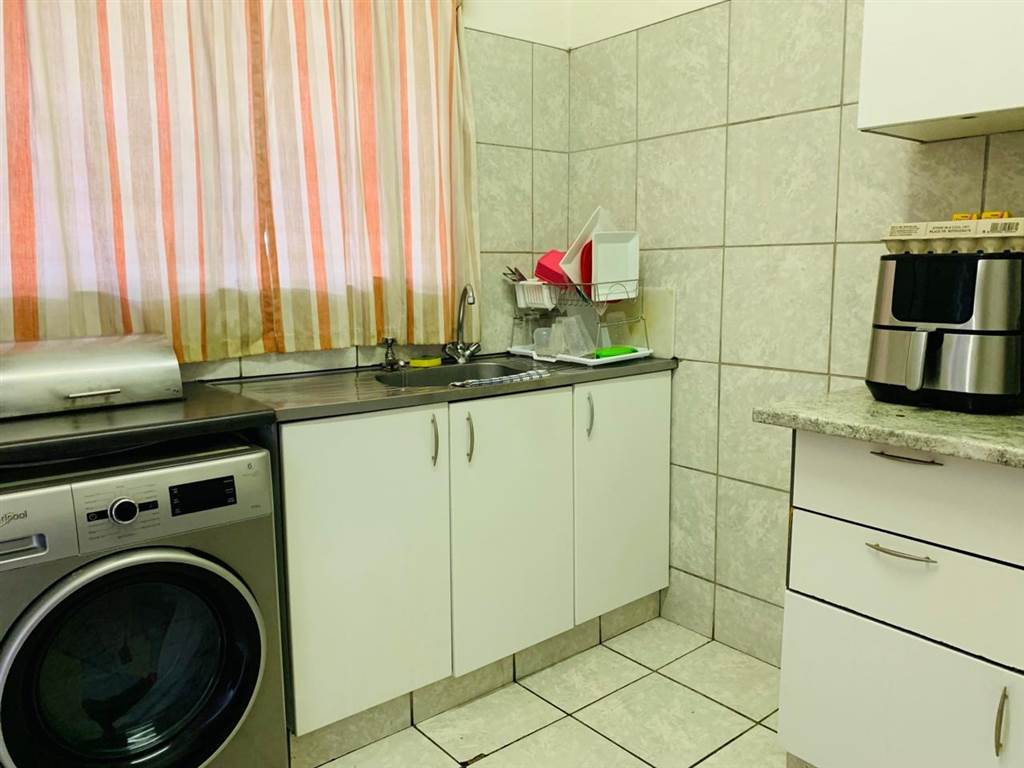 3 Bed Apartment in Pinetown Central photo number 6