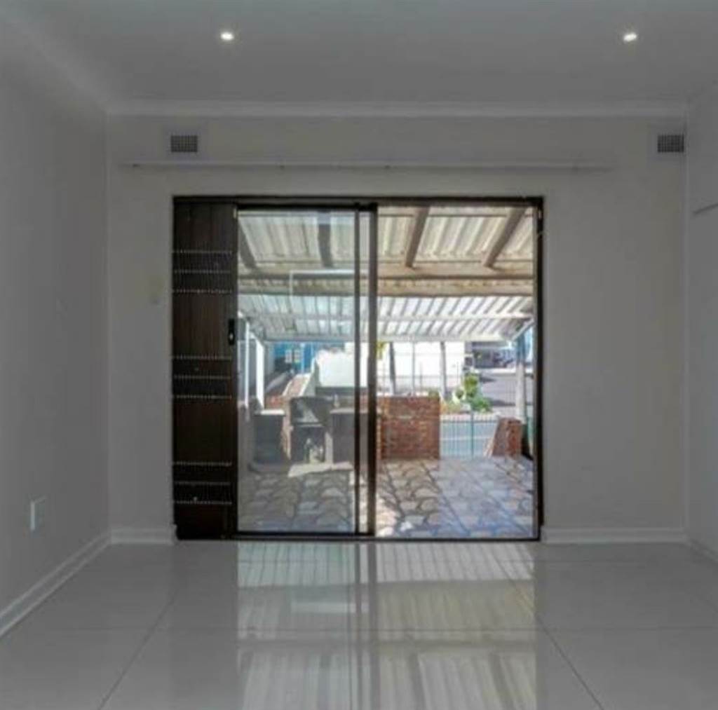 4 Bed Townhouse in Umhlanga Rocks photo number 19