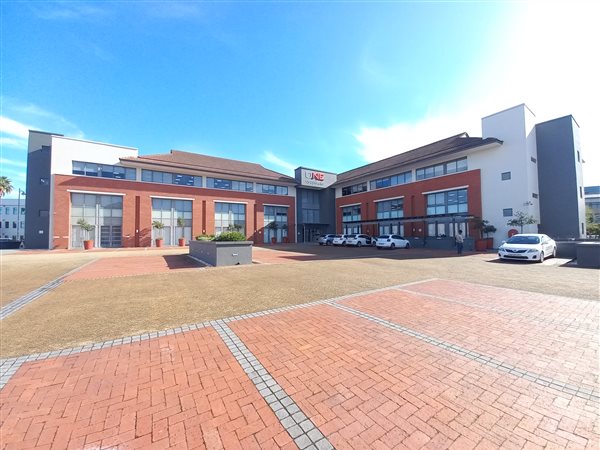 473  m² Commercial space