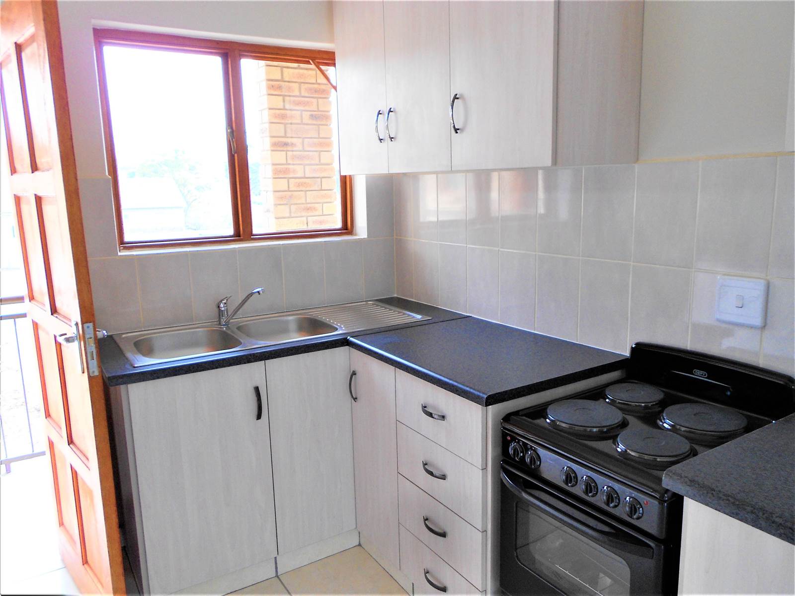 2 Bed Flat in Howick photo number 3