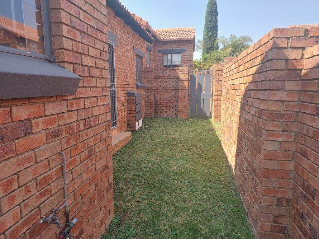 2 Bed Townhouse in Mooikloof Ridge photo number 23
