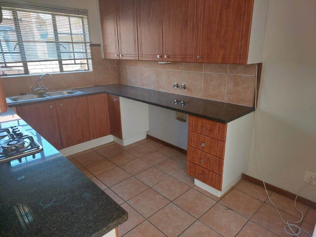 2 Bed Townhouse in Mooikloof Ridge photo number 7