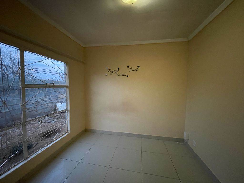 1 Bed Apartment in Ficksburg photo number 2