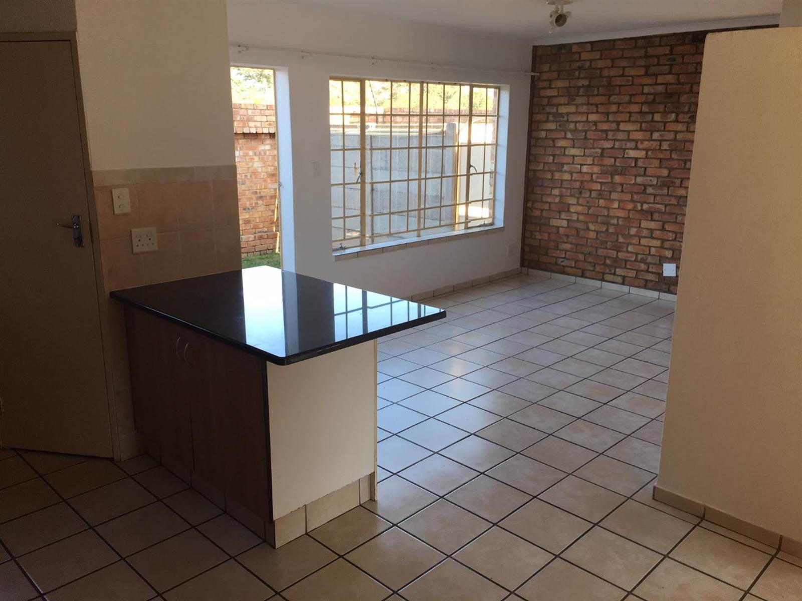 2 Bed Townhouse in Rietfontein photo number 4