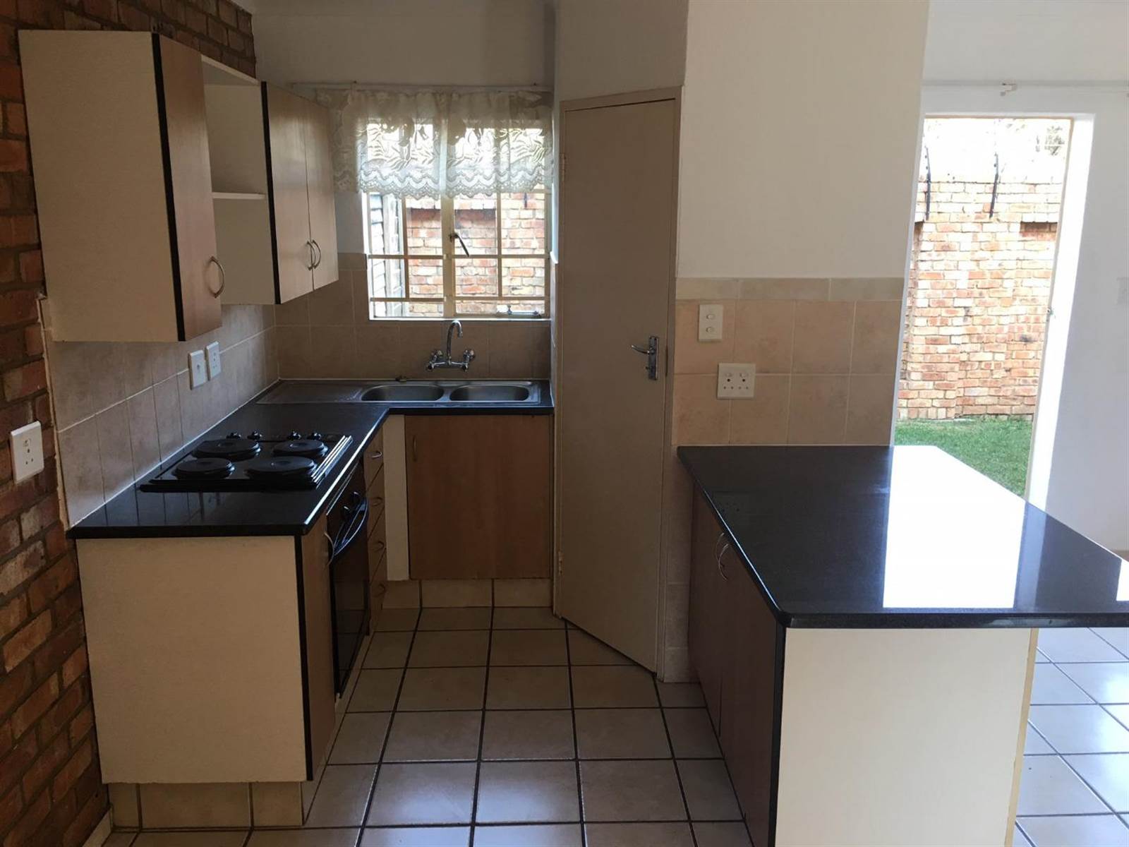 2 Bed Townhouse in Rietfontein photo number 3