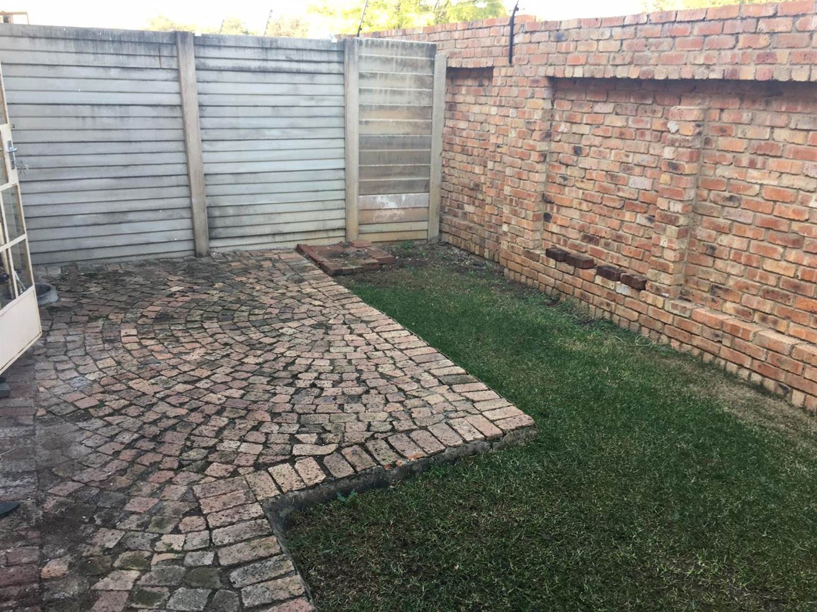 2 Bed Townhouse in Rietfontein photo number 8