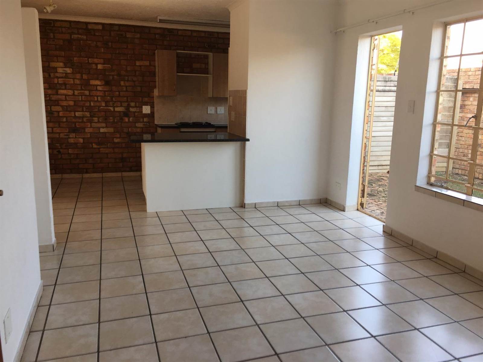 2 Bed Townhouse in Rietfontein photo number 2