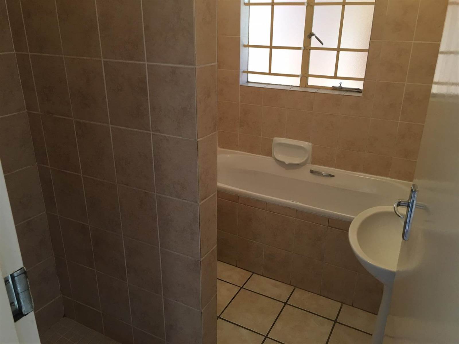 2 Bed Townhouse in Rietfontein photo number 6
