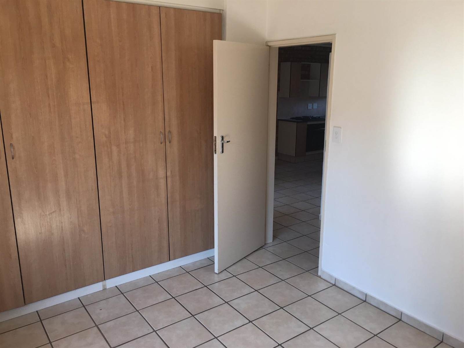 2 Bed Townhouse in Rietfontein photo number 5