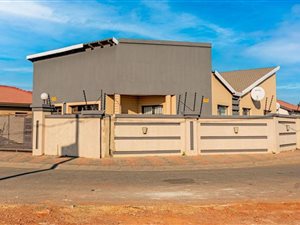 3 Bed House in Roodekop
