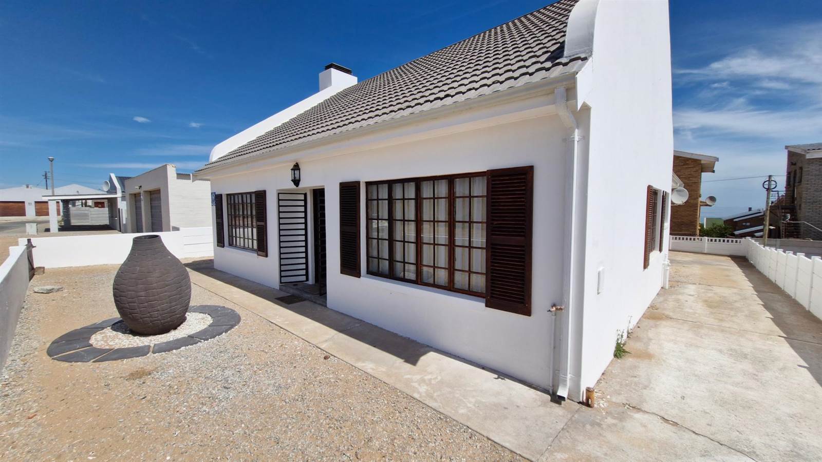 3 Bed House in Lamberts Bay photo number 2