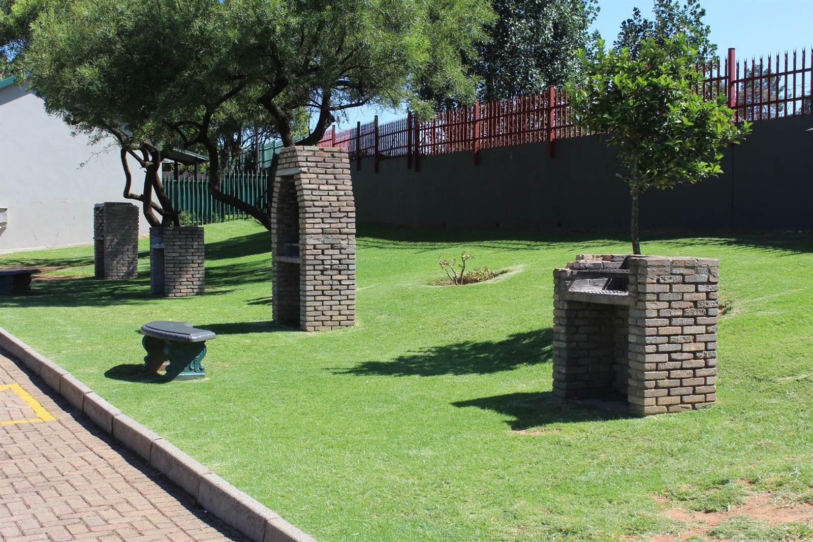 1 Bed Apartment in Krugersdorp North photo number 5