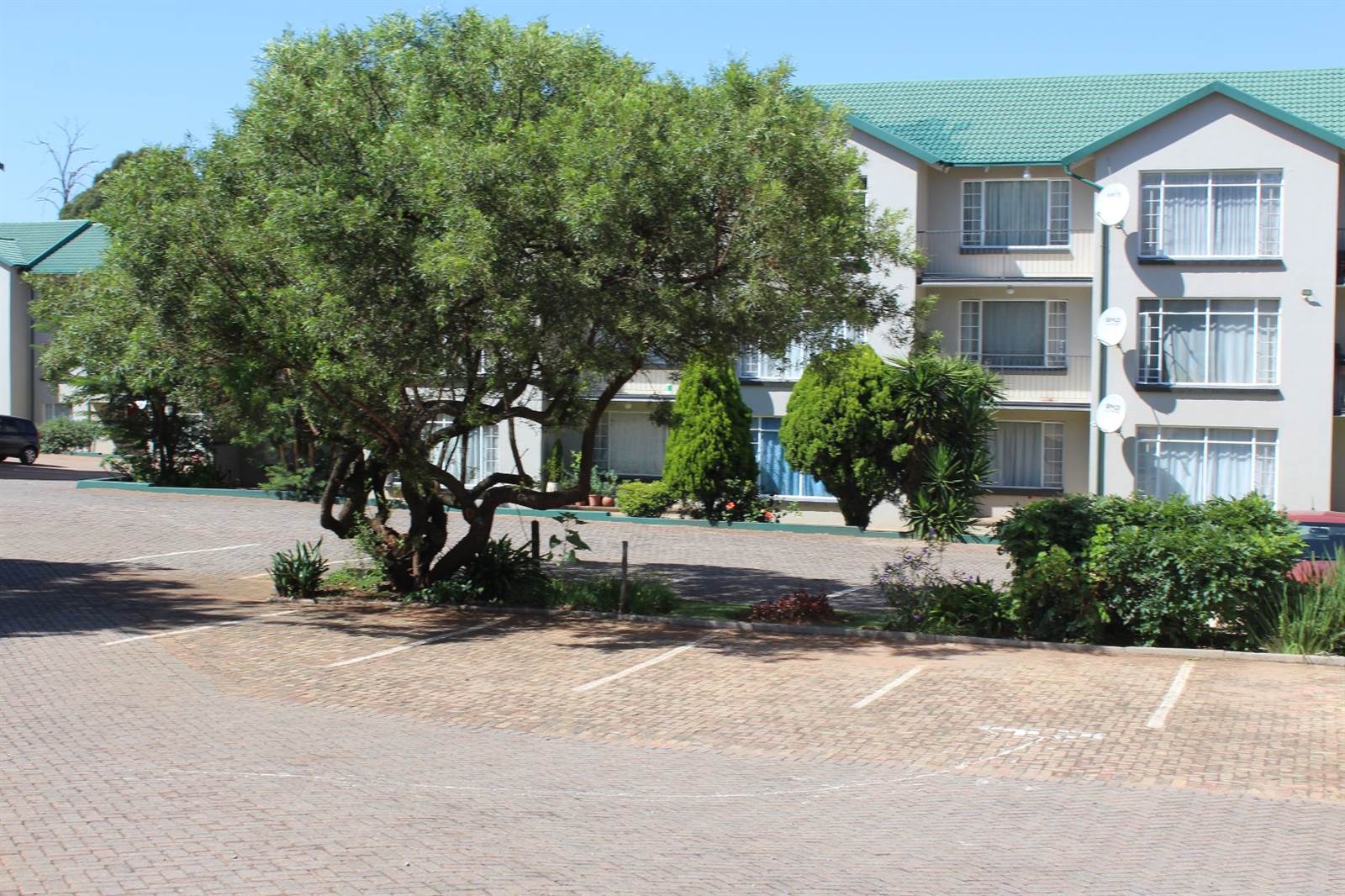 1 Bed Apartment in Krugersdorp North photo number 4