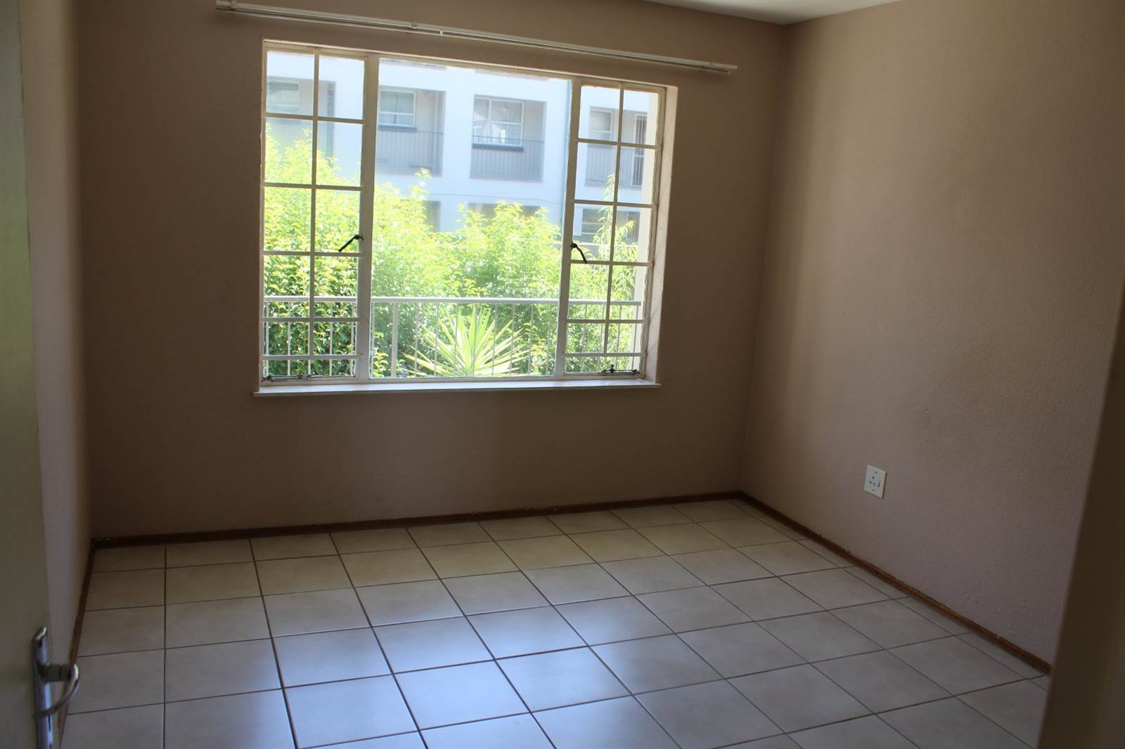 1 Bed Apartment in Krugersdorp North photo number 10