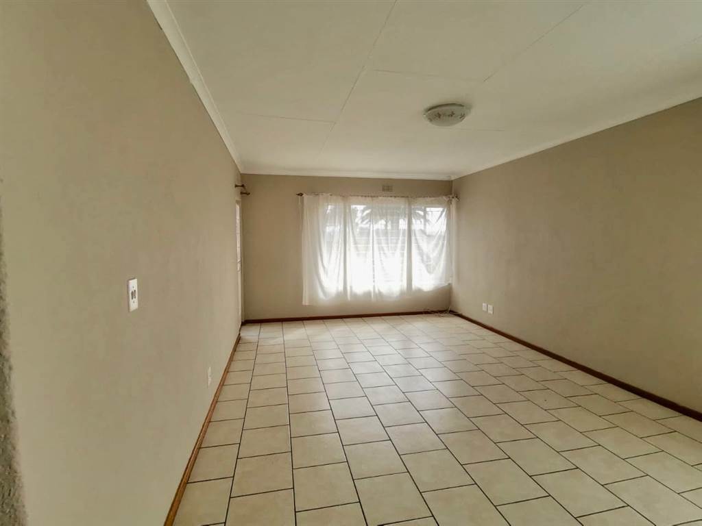 2 Bed Townhouse in Krugersdorp Central photo number 8