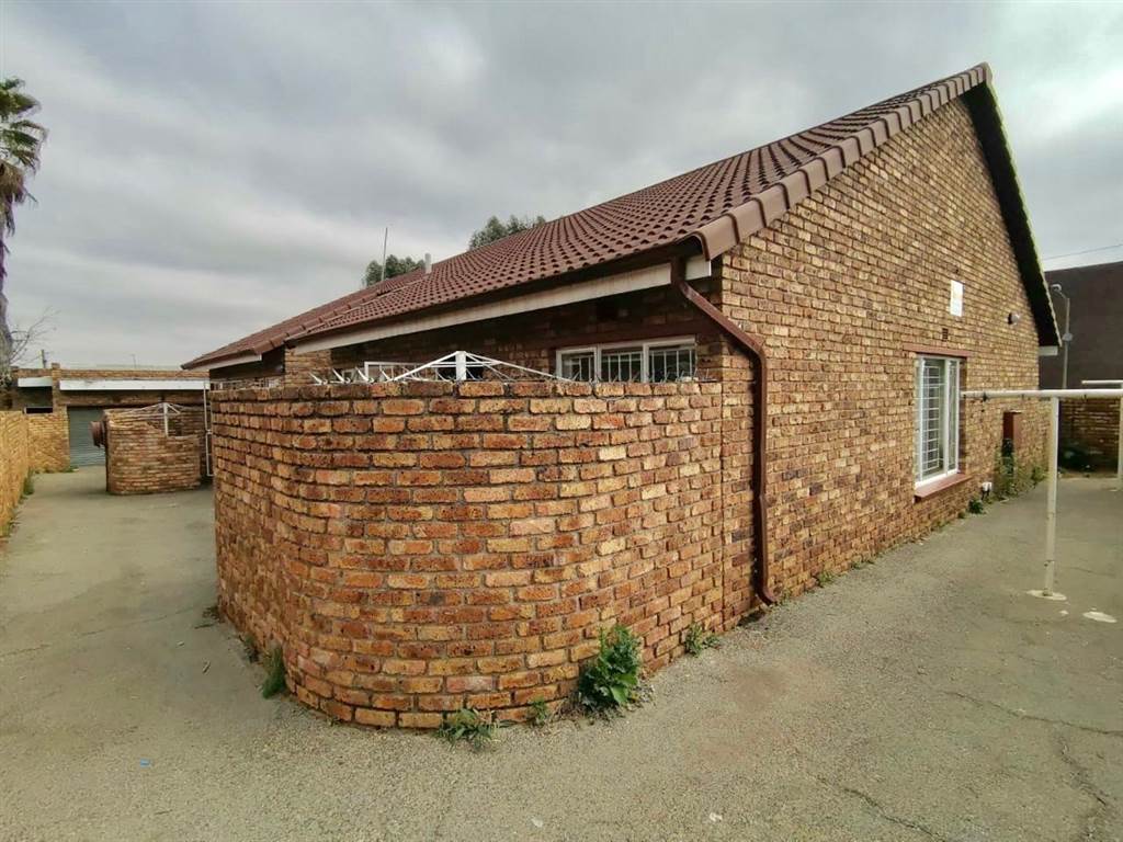 2 Bed Townhouse in Krugersdorp Central photo number 11