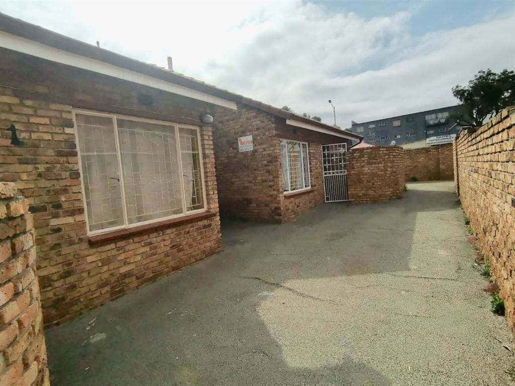 2 Bed Townhouse in Krugersdorp Central photo number 3