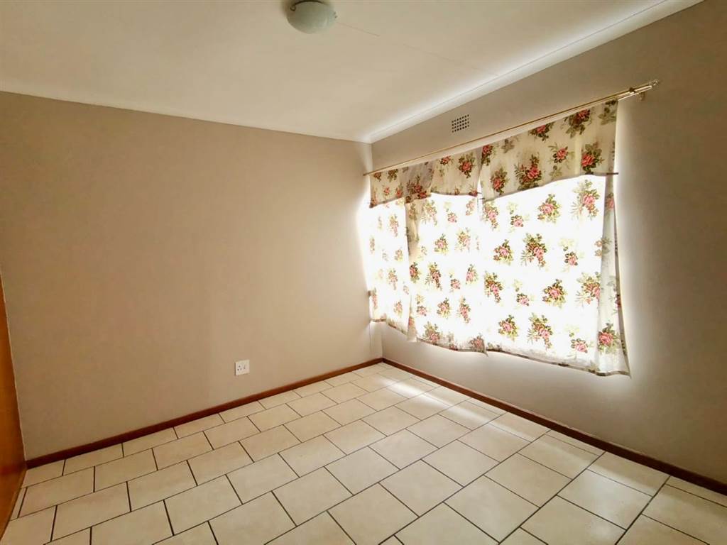 2 Bed Townhouse in Krugersdorp Central photo number 7