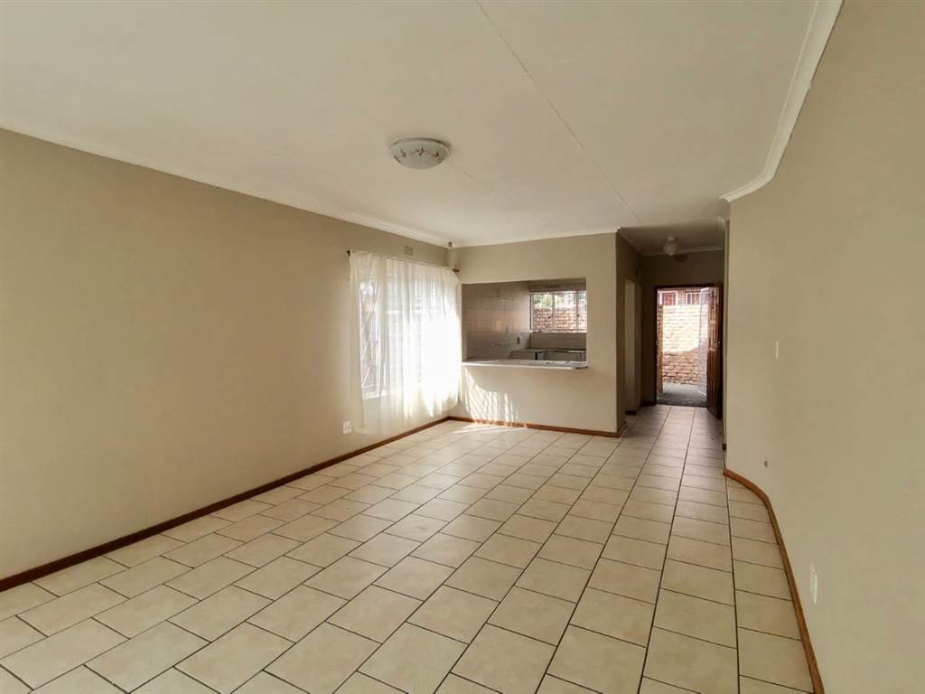 2 Bed Townhouse in Krugersdorp Central photo number 6