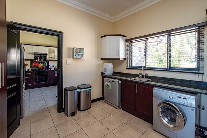 4 Bed Townhouse in Camperdown photo number 8
