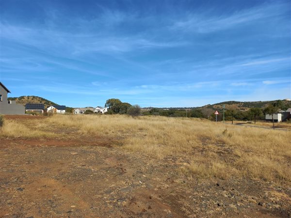 950 m² Land available in Woodland Hills