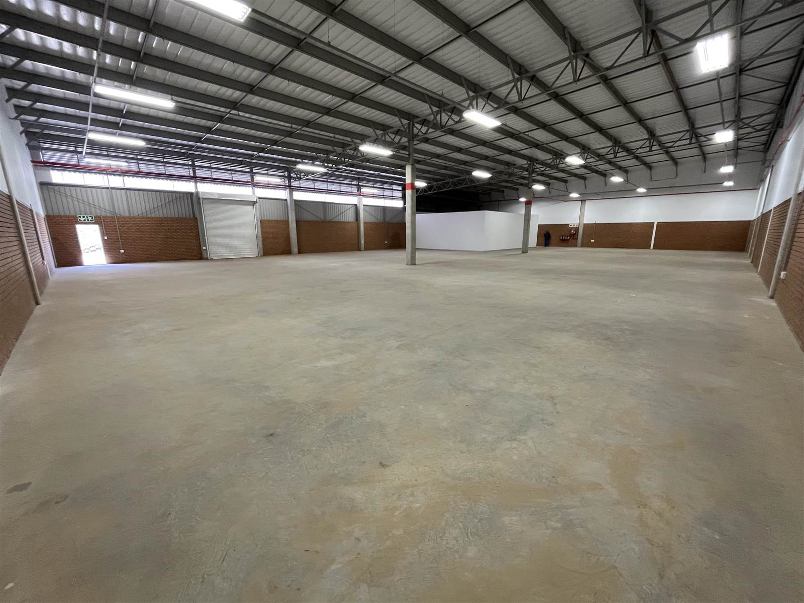 868  m² Industrial space in Clayville photo number 1