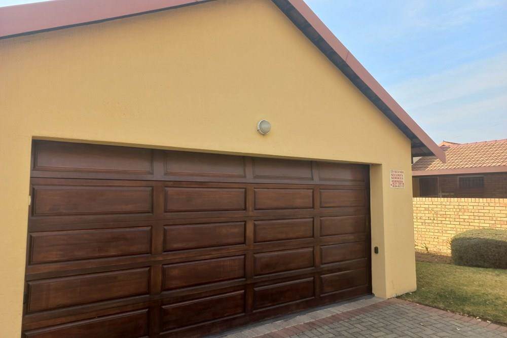 3 Bed Townhouse in Secunda photo number 2
