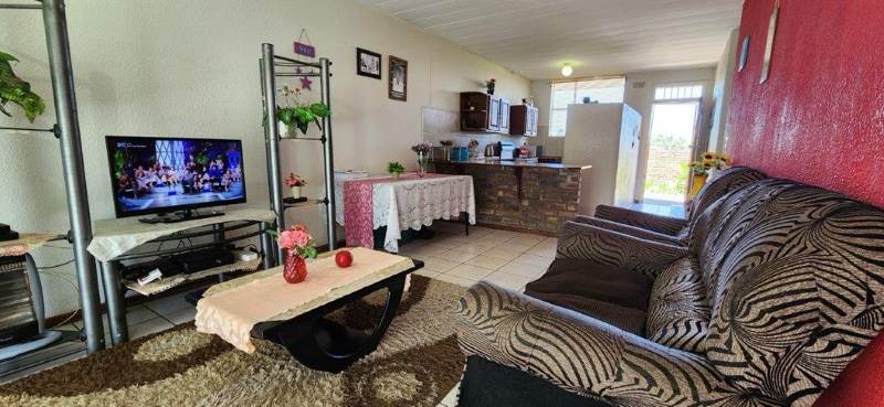 2 Bed Townhouse in Brackendowns photo number 10