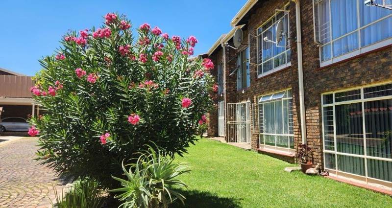 2 Bed Townhouse in Brackendowns photo number 3