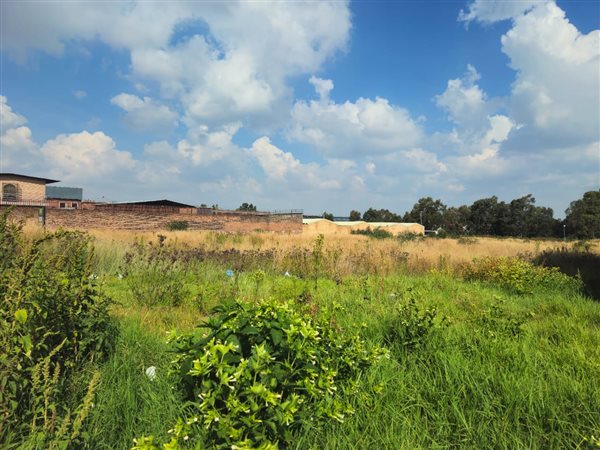 5700 m² Land available in Ormonde