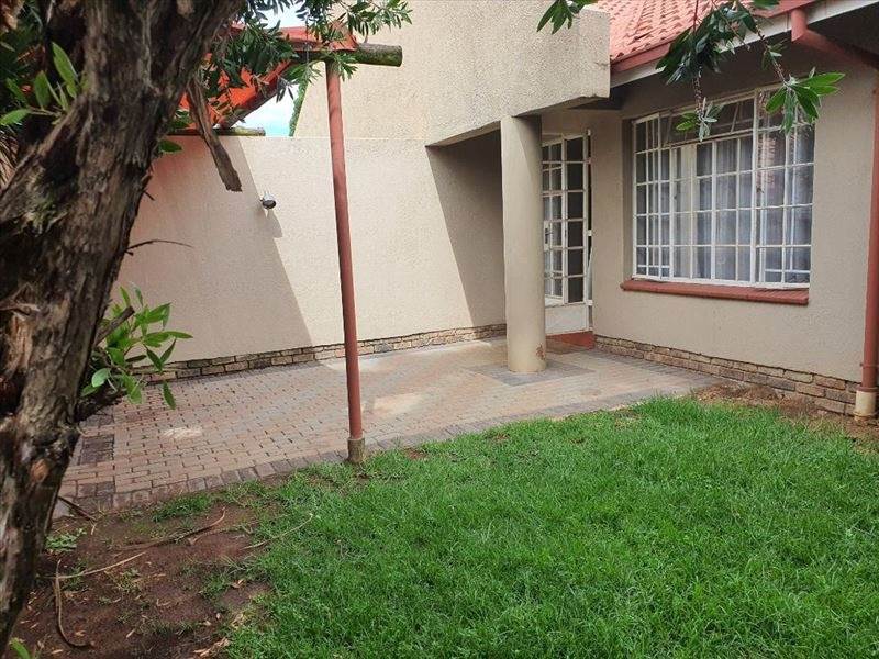 2 Bed Townhouse in Glen Marais photo number 17