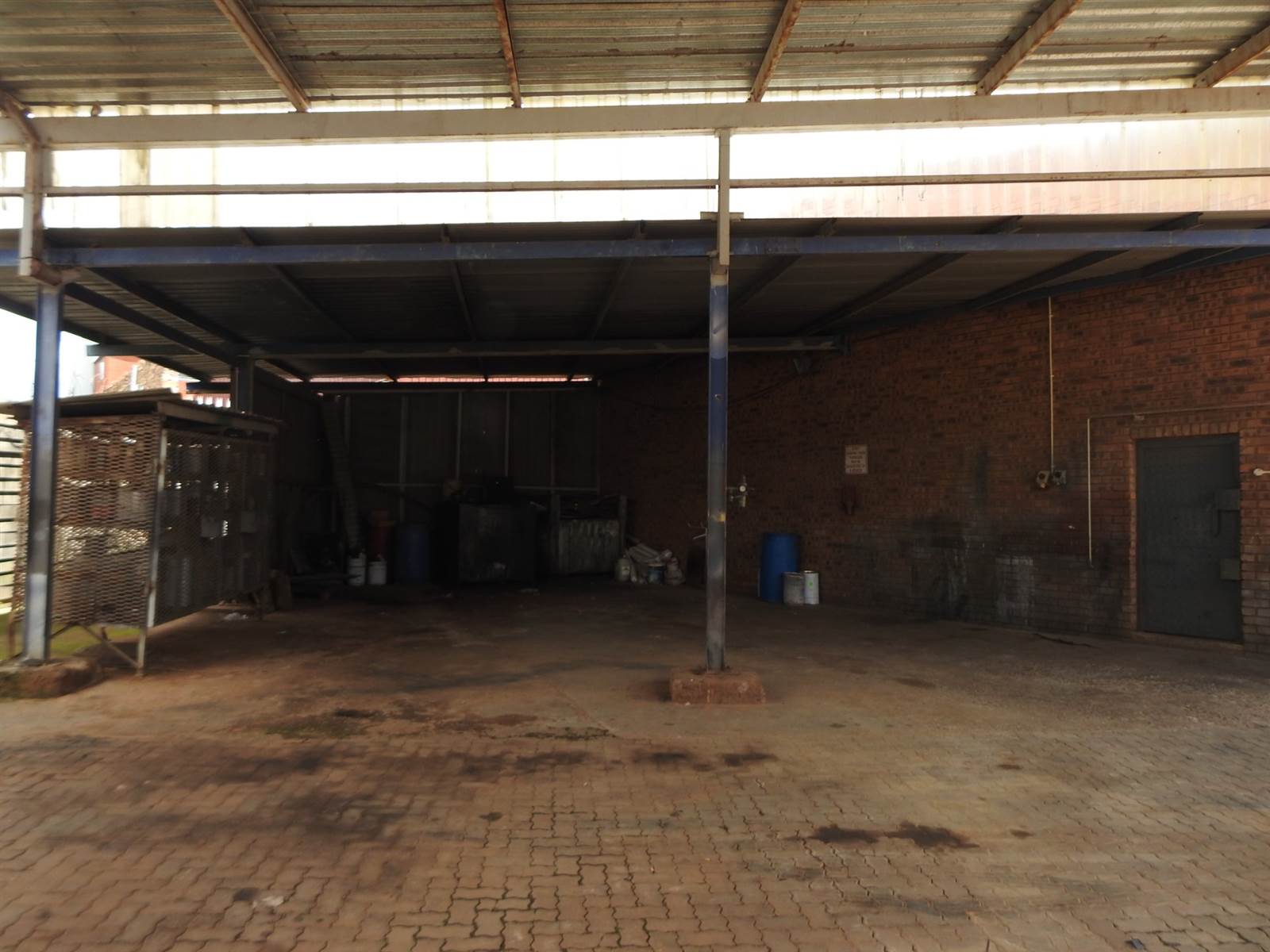 975  m² Industrial space in Monavoni photo number 23