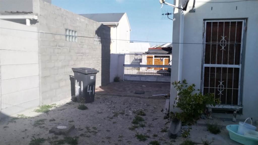 2 Bed House in Mitchells Plain photo number 16