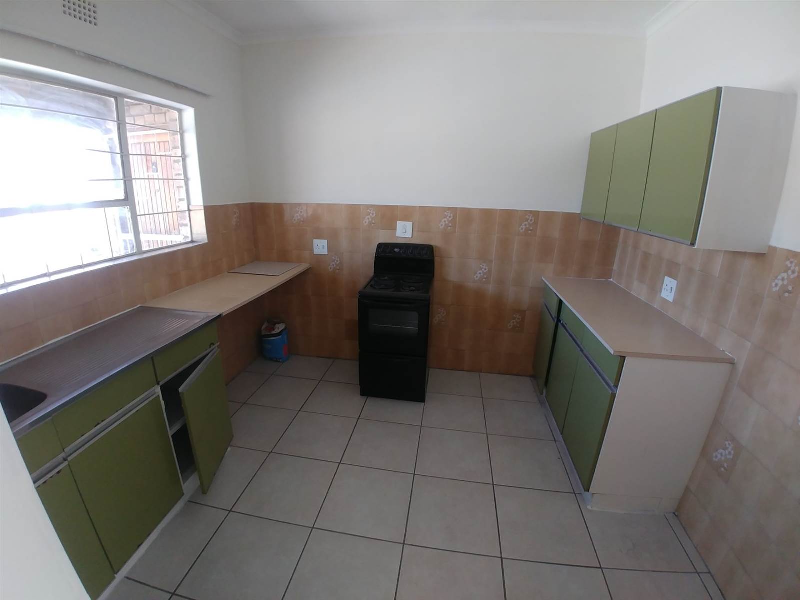 2 Bed Apartment in Krugersdorp Central photo number 6