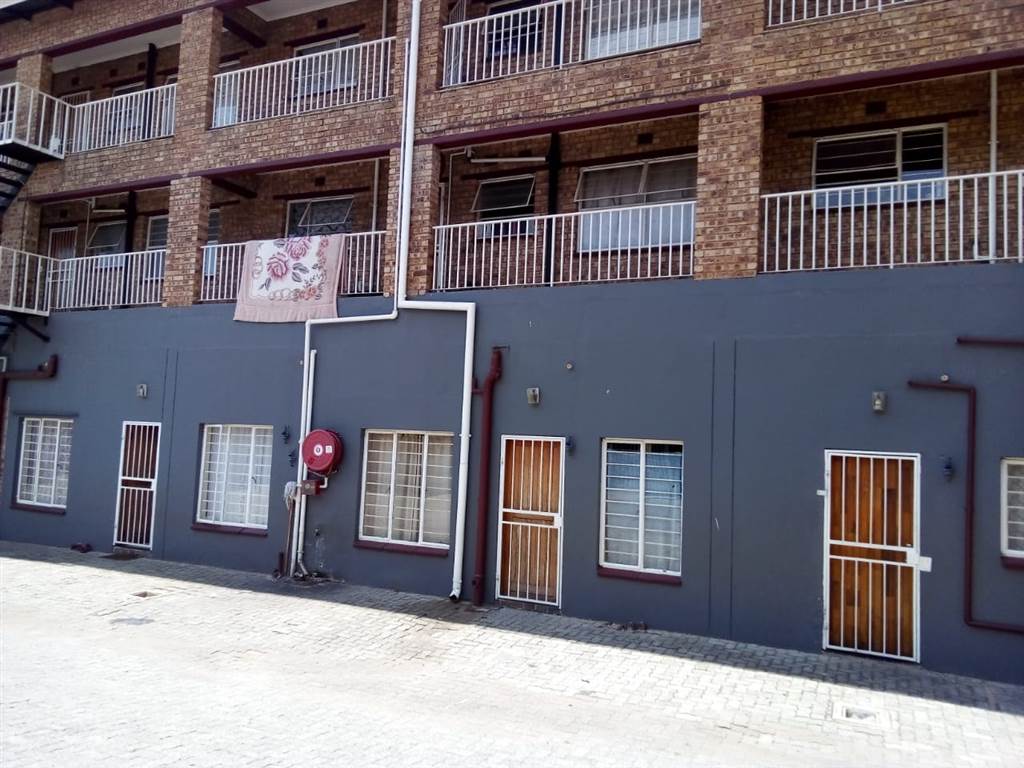 2 Bed Apartment in Krugersdorp Central photo number 2