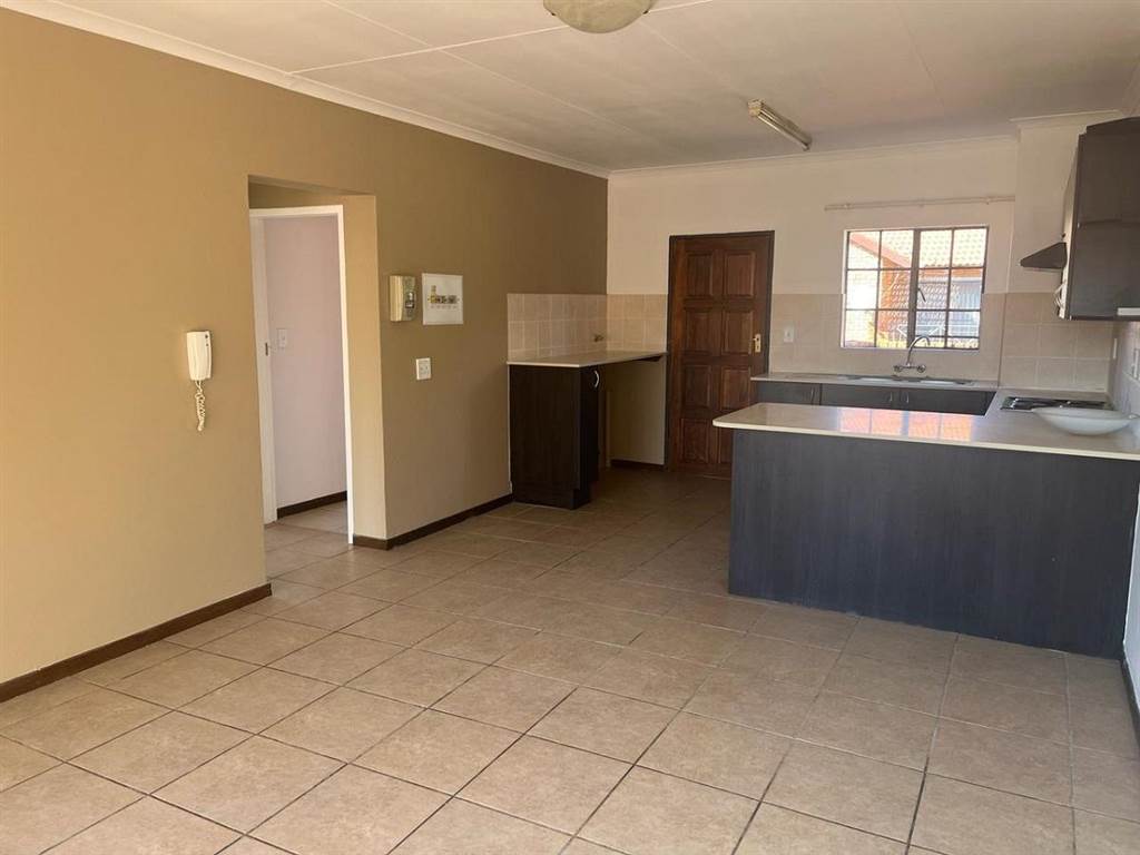2 Bed Townhouse in Meyerton Central photo number 5