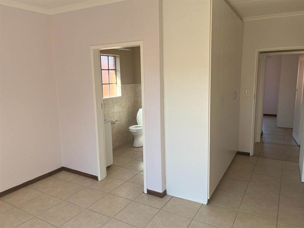2 Bed Townhouse in Meyerton Central photo number 9