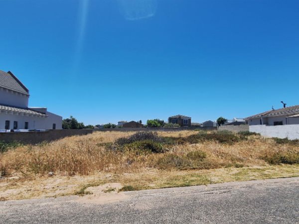 739 m² Land available in Country Club