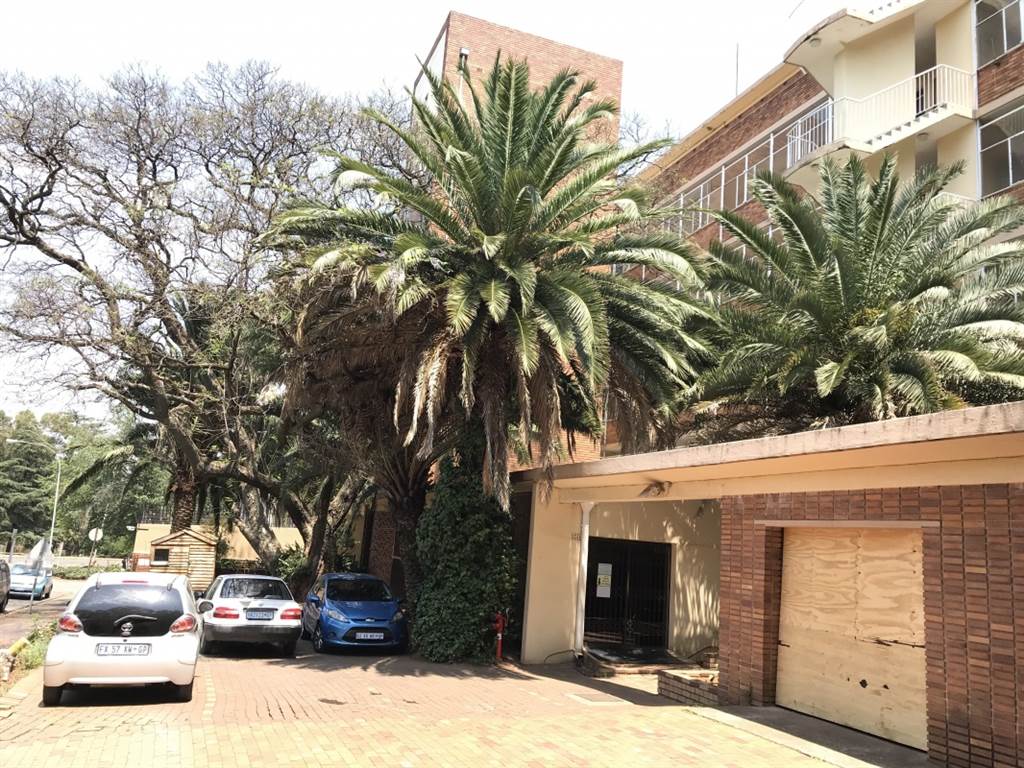 4 Bed Apartment in Parktown photo number 15