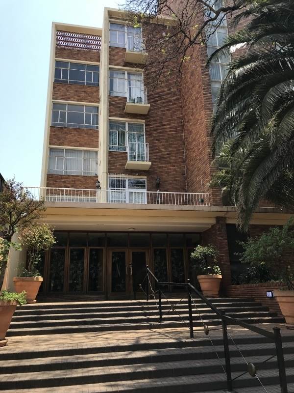 4 Bed Apartment in Parktown photo number 2