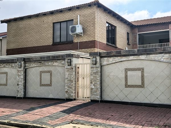6 Bedroom House 6 Bedroom House