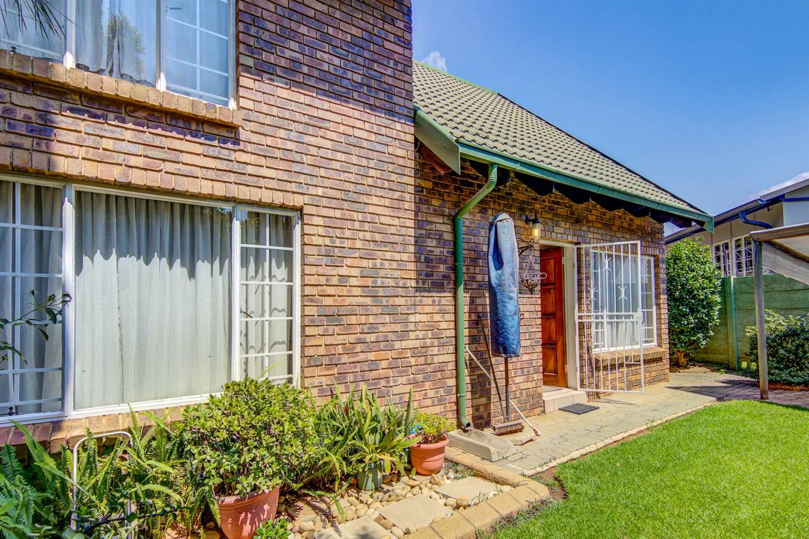 3 Bed Townhouse in Glen Marais photo number 19