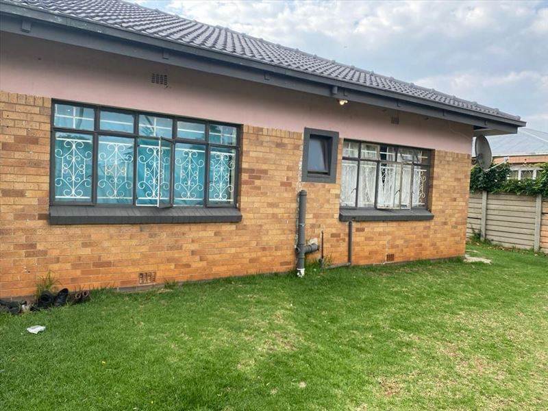 6 Bed House in Kempton Park Ext 2 photo number 1