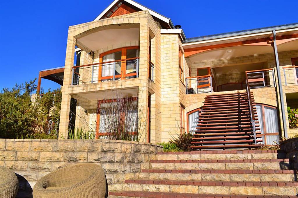 5 Bed House in Clarens photo number 10