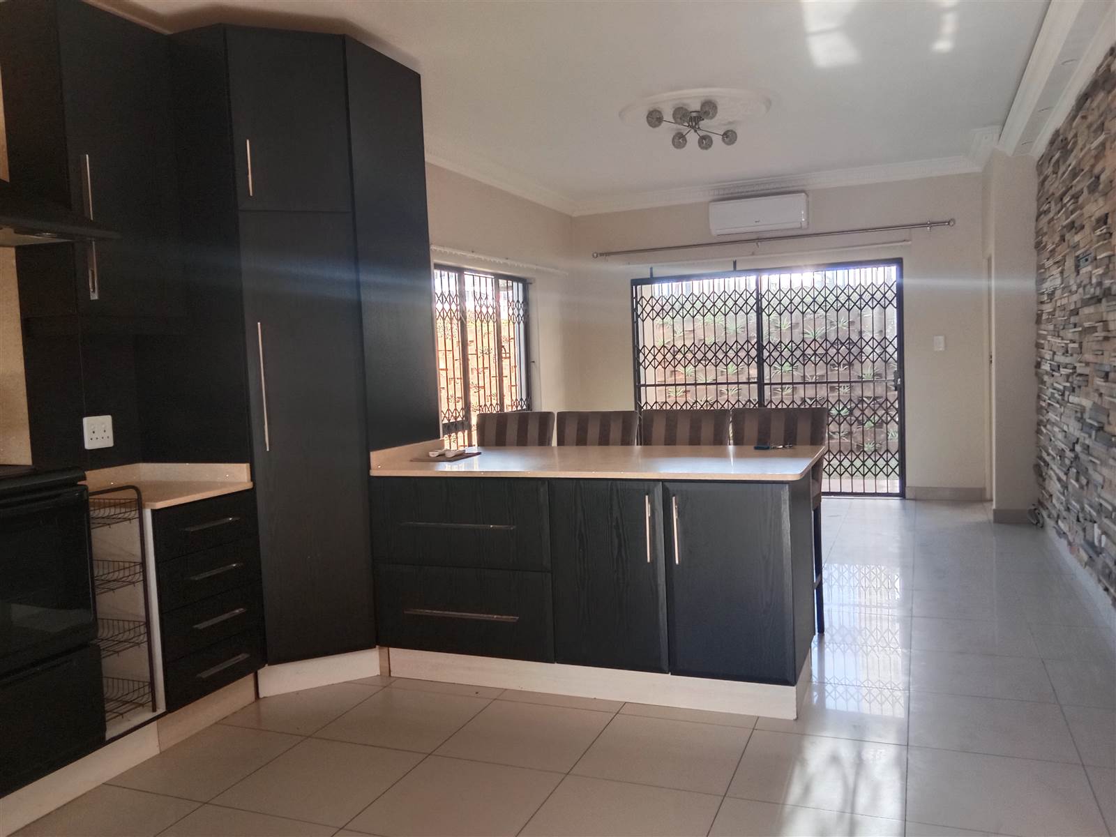 3 Bed Apartment in Winklespruit photo number 4