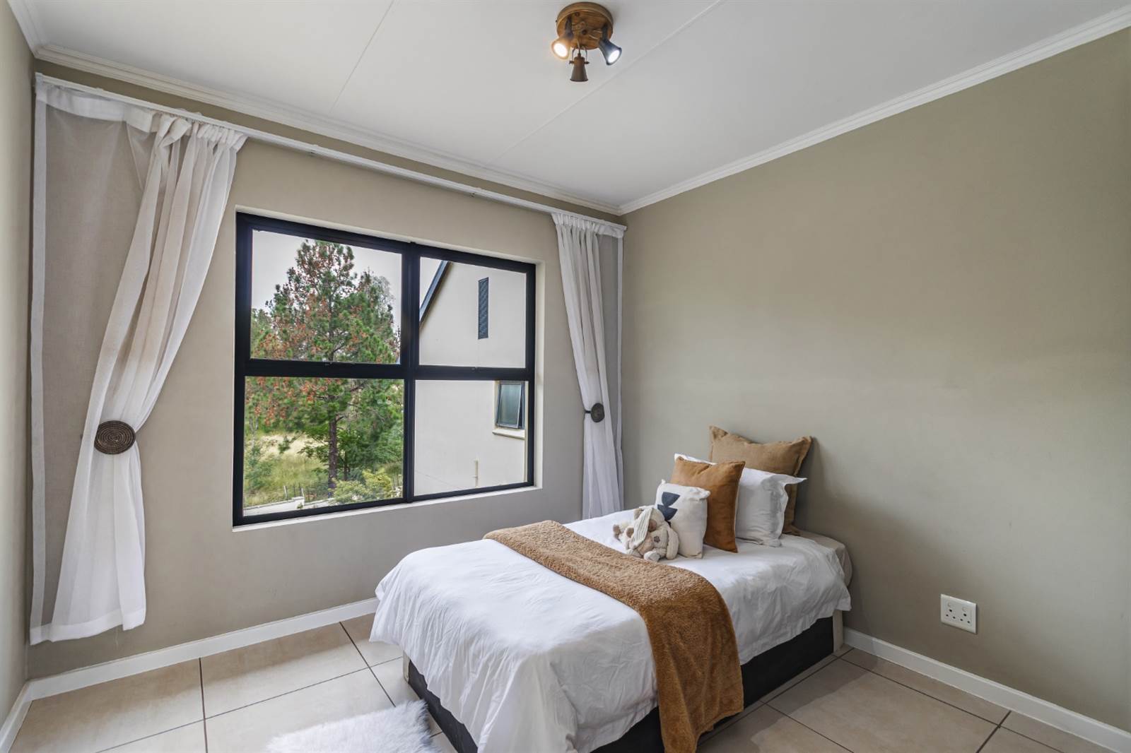 2 Bed Apartment in Kyalami photo number 16
