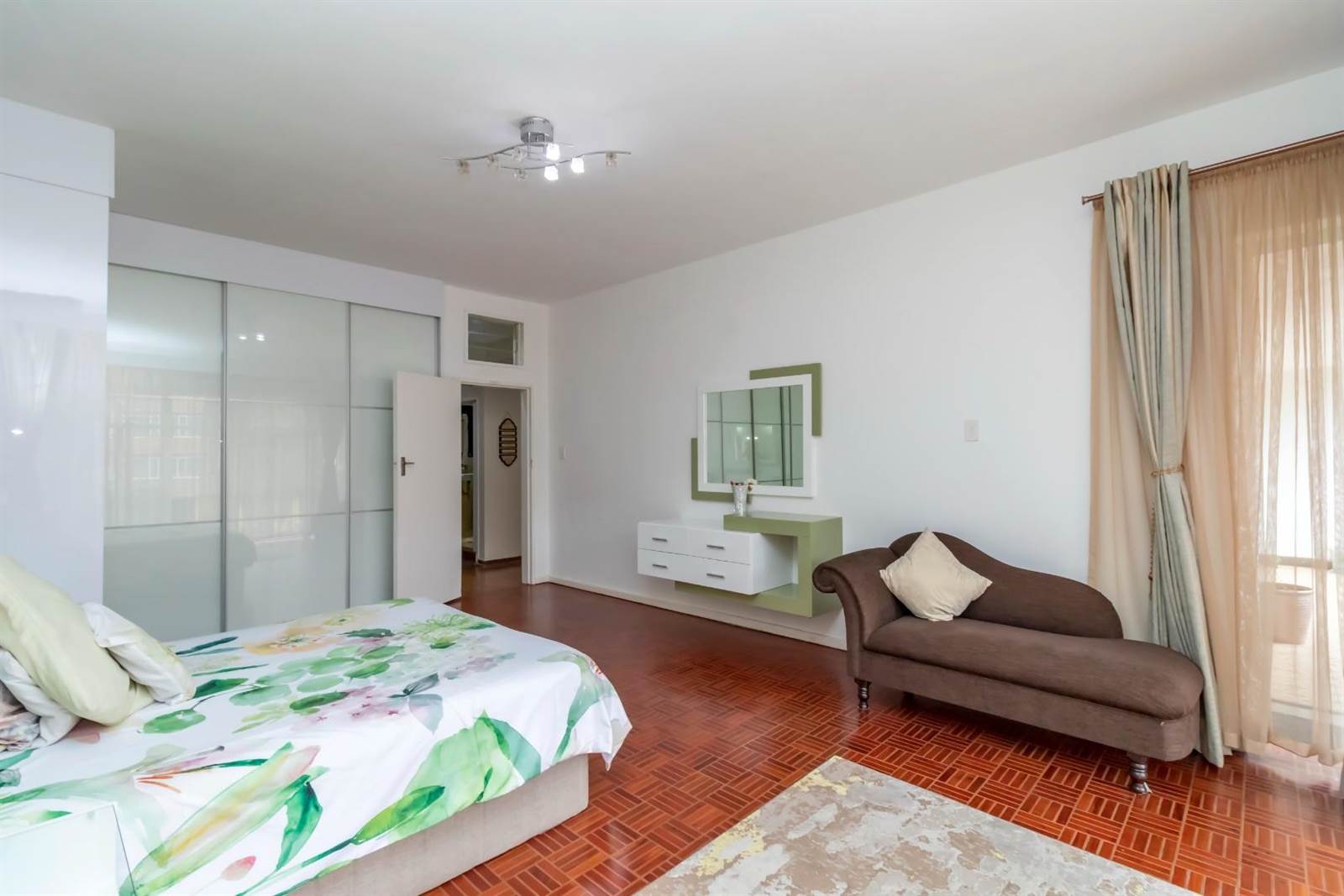 3 Bed Apartment in Parktown photo number 16