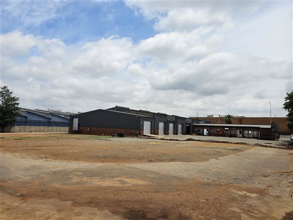 3 000  m² Industrial space