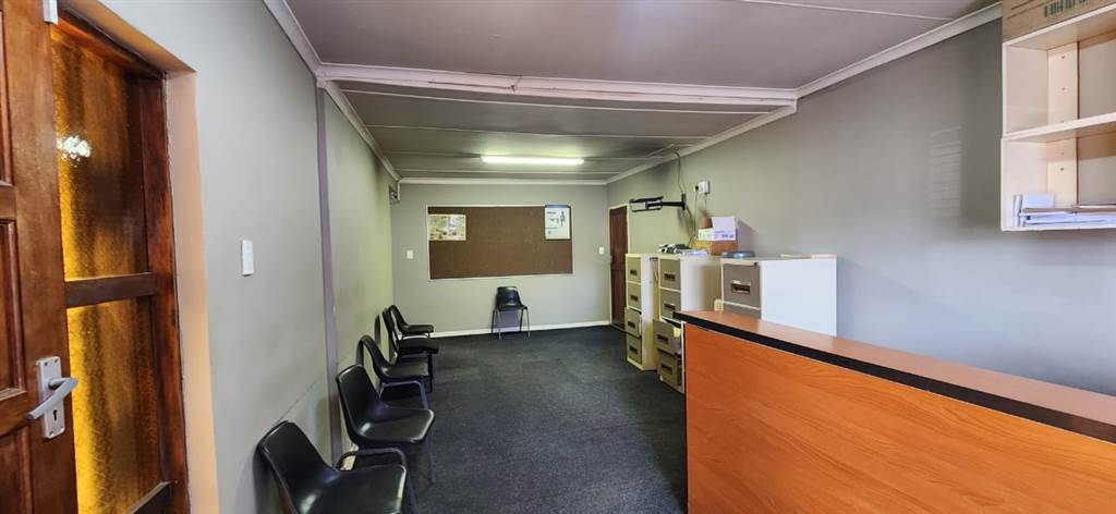 250  m² Commercial space in Queenstown Central photo number 3